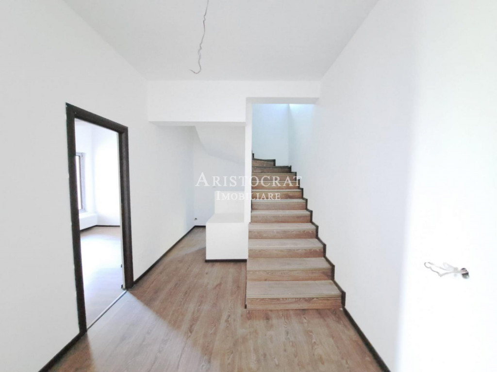 Vila Tip Duplex generoasa cu vedere lac