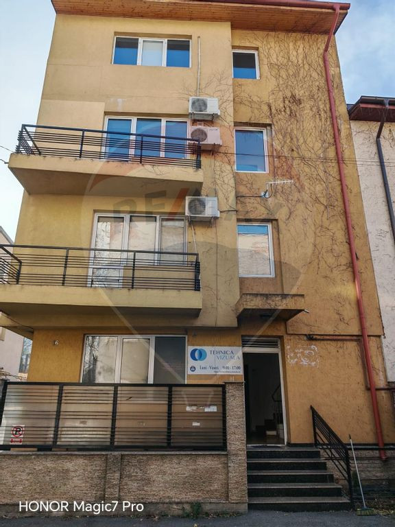 Parter + Etaj 1 de închiriat în vilă – 220 mp – Zo...