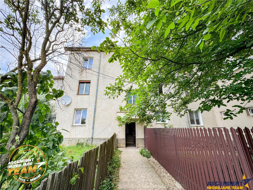 FILM! Apartament 2 camere,decomandat,cu garaj,1.400 mp teren