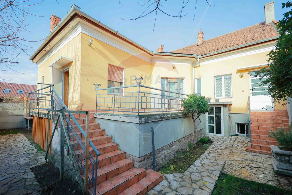 Casă Evreiască de Vânzare, Singur în Curte în zona U...