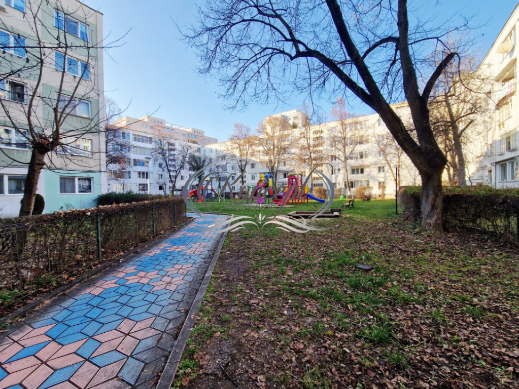 Apartament spatios cu balcon inchis si beci in zona Supeco