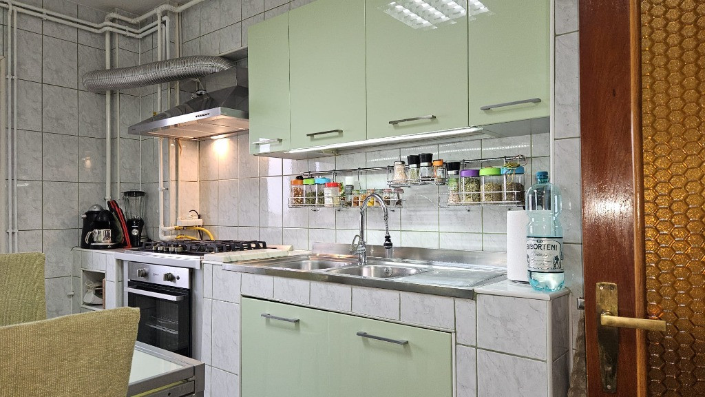 Vanzare apartament 3 camere decomandat, Vlad Tepes, 2 bai, 82 mp, et.5