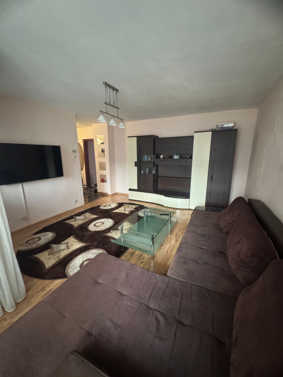 Închiriez apartament trei camere centrală Ac