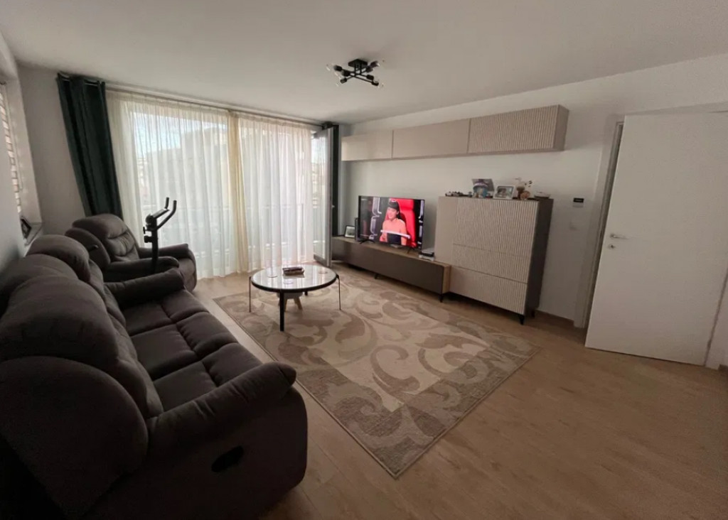Apartament 3 camere, decomandat - zona Tractorul