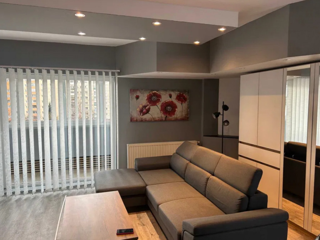 Apartament 3 camere, decomandat - zona Centru Civic