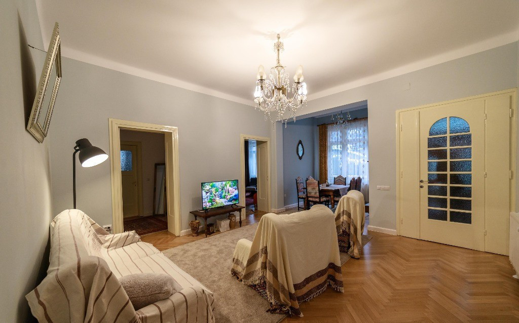 Apartament cu 4 camere, suprafata de 135 mp, garaj si beci i