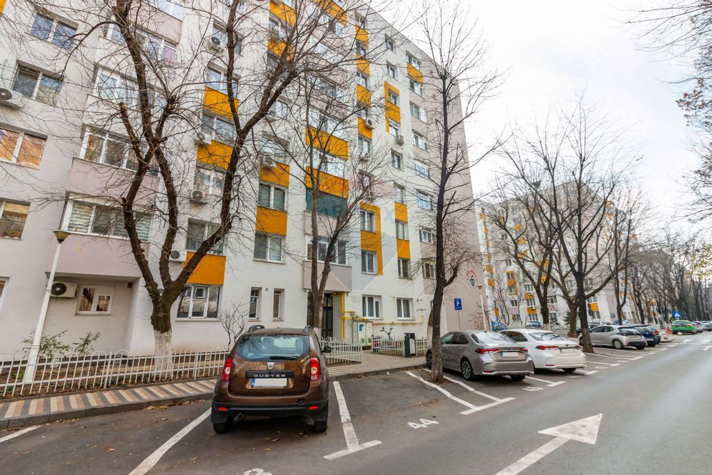 Apartament cu 3 camere de vânzare în zona Sebastian