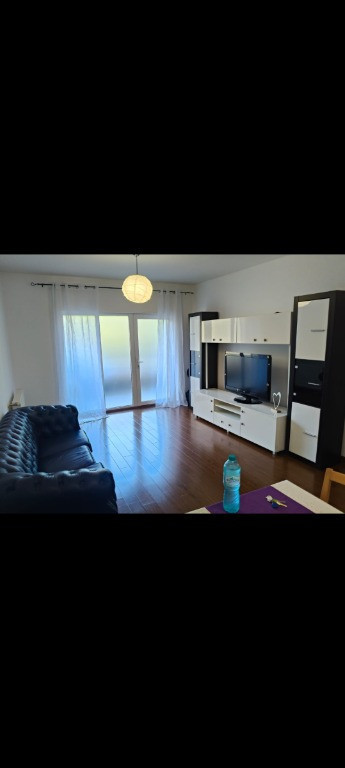Închiriez apartament cochet