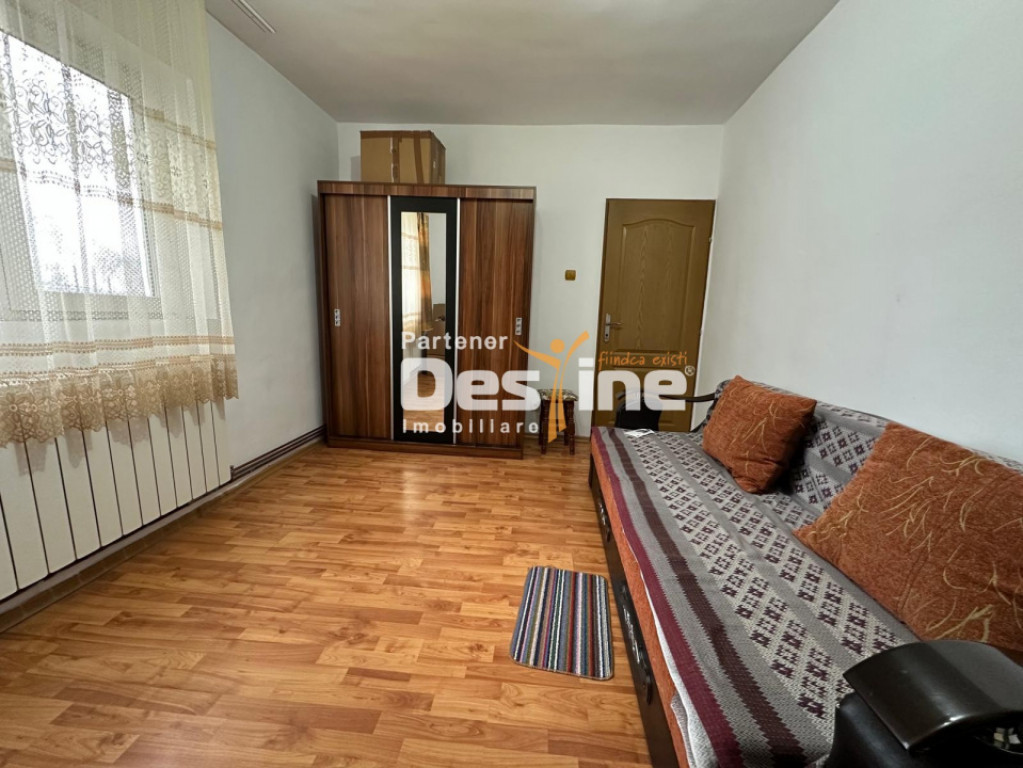 Apartament cu 3 camere decomandat central