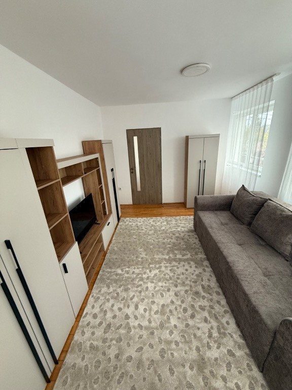 Inchiriez apartament cu 2 camere, parcare privata