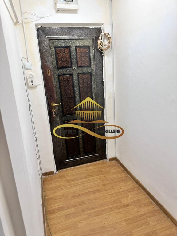 Apartament trei camere etaj 2 nemobilat 9 Mai vis - a - vis de Sportiv