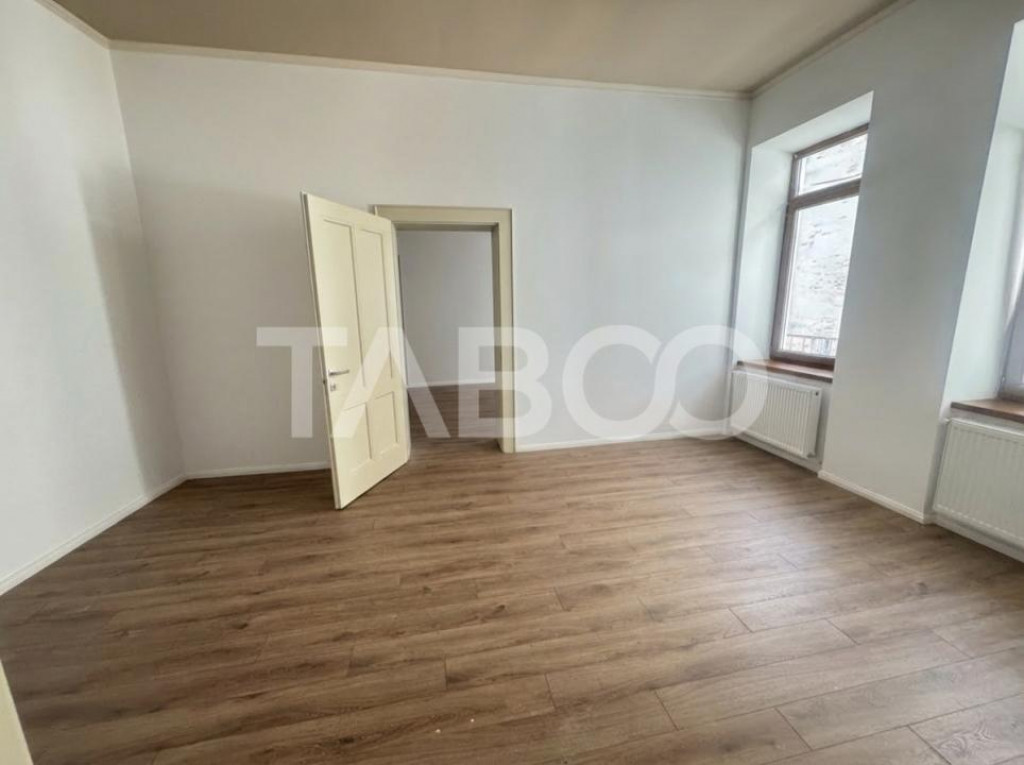 Apartament renovat cu 3 camere 65 mpu etaj 1 Centrul Istori