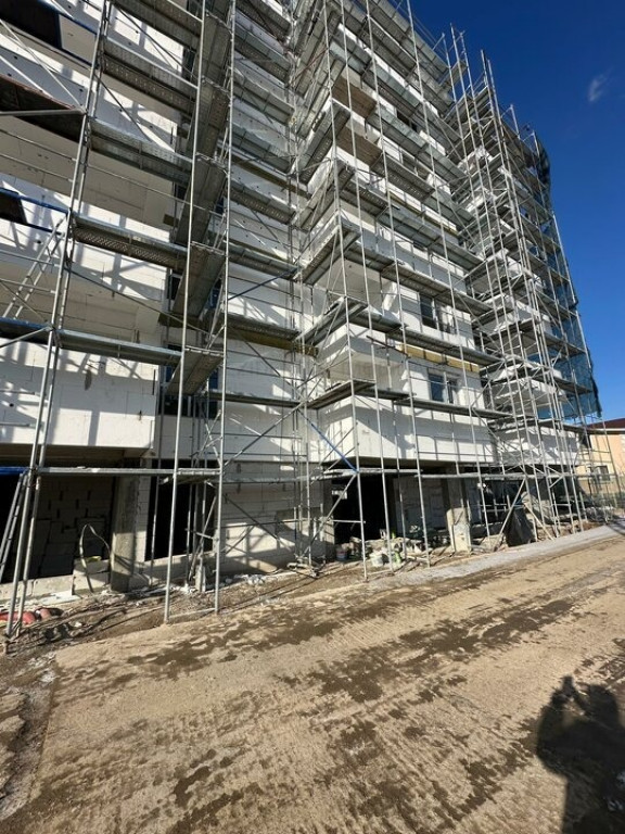 E vinde apartament cu 2 camere, situat la etajul 1/10, dintr-un imobil