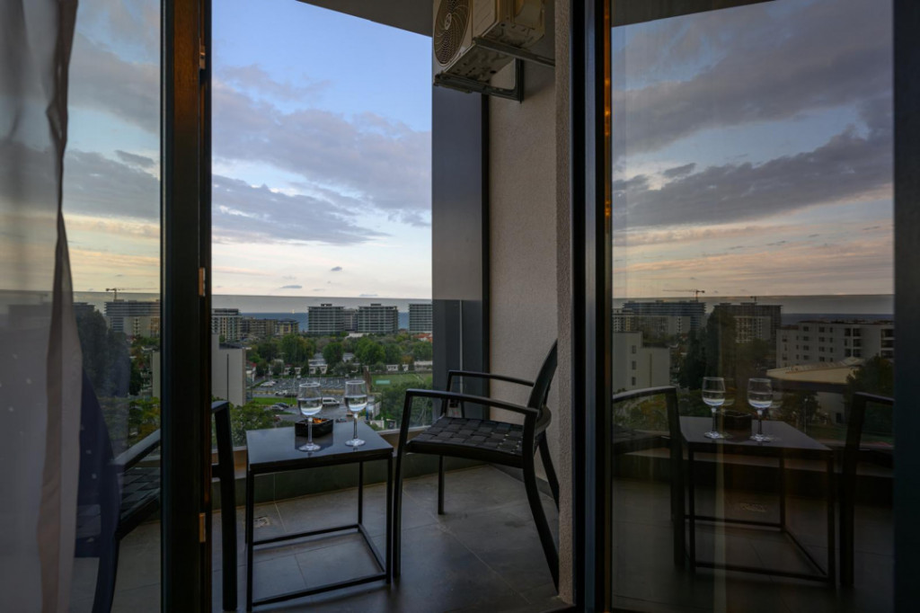 Apartament 2 camere, vedere catre mare, in zona Hanul cu Pes