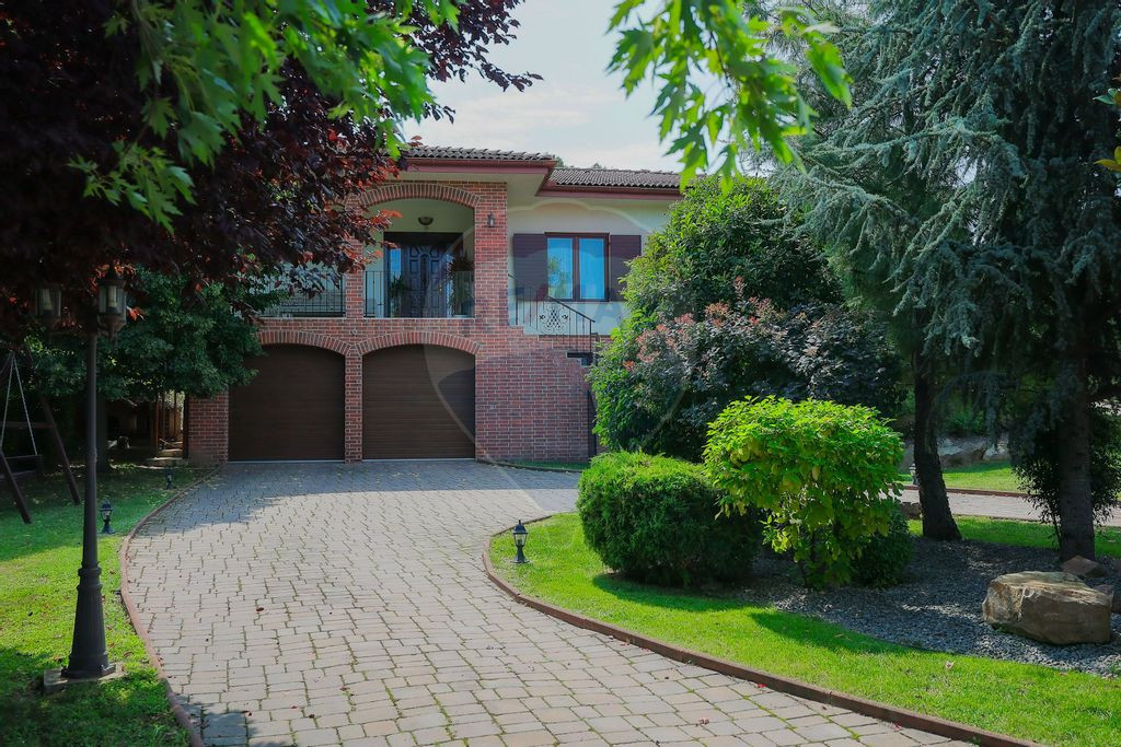 Vilă mediteraneană premium cu piscină, de vânzare, zo...