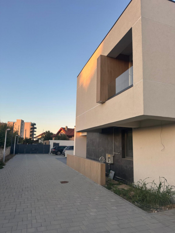 Vila deosebita de vanzare! - zona Mamaia Nord, pe malul lacu