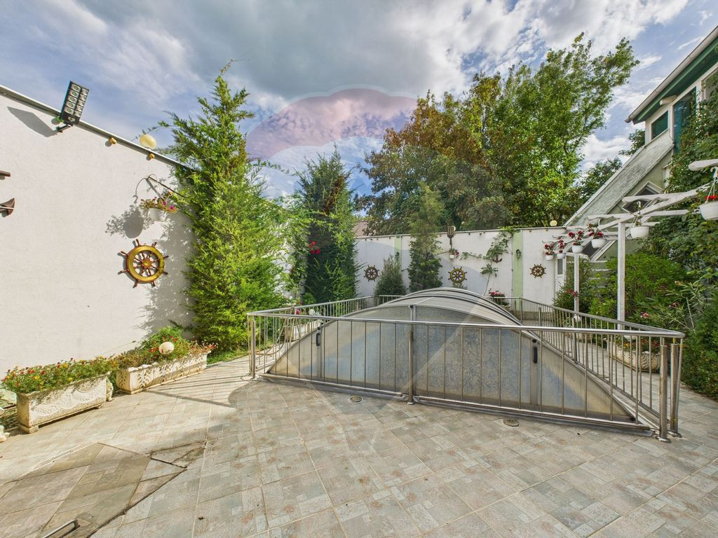 Casă / Vilă cu 10 camere de vânzare în zona Central