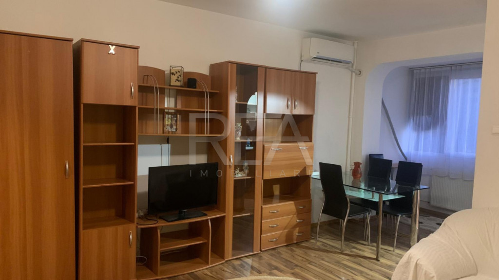 Garsonieră, Costin Georgian, et. 4, anvelopat