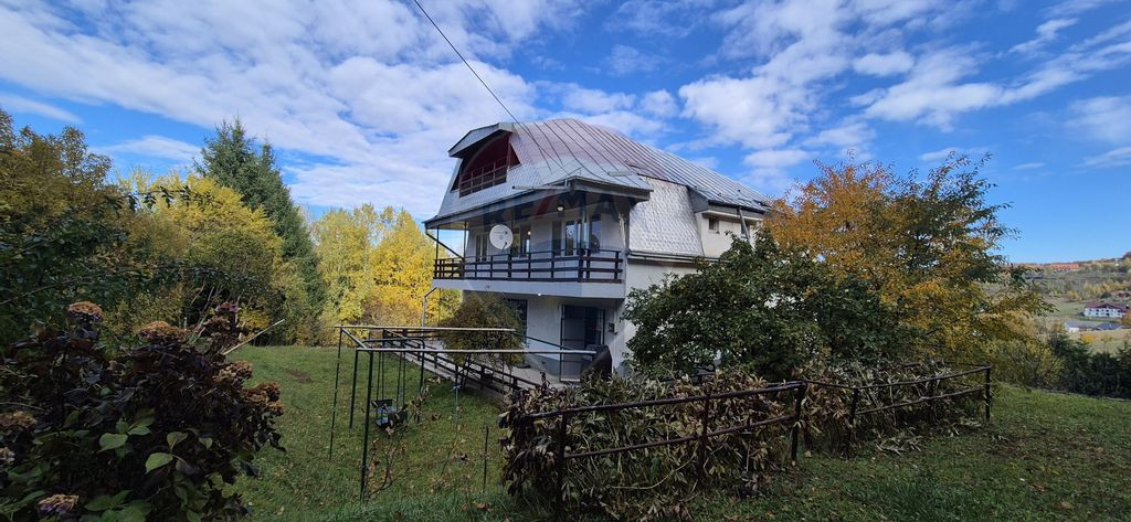 Oferta! Casă / Vilă cu 7 camere de vânzare/ Poiana Mar...