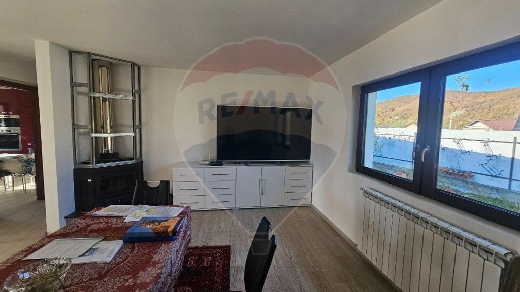 Casă / Vilă cu 5 camere de vânzare