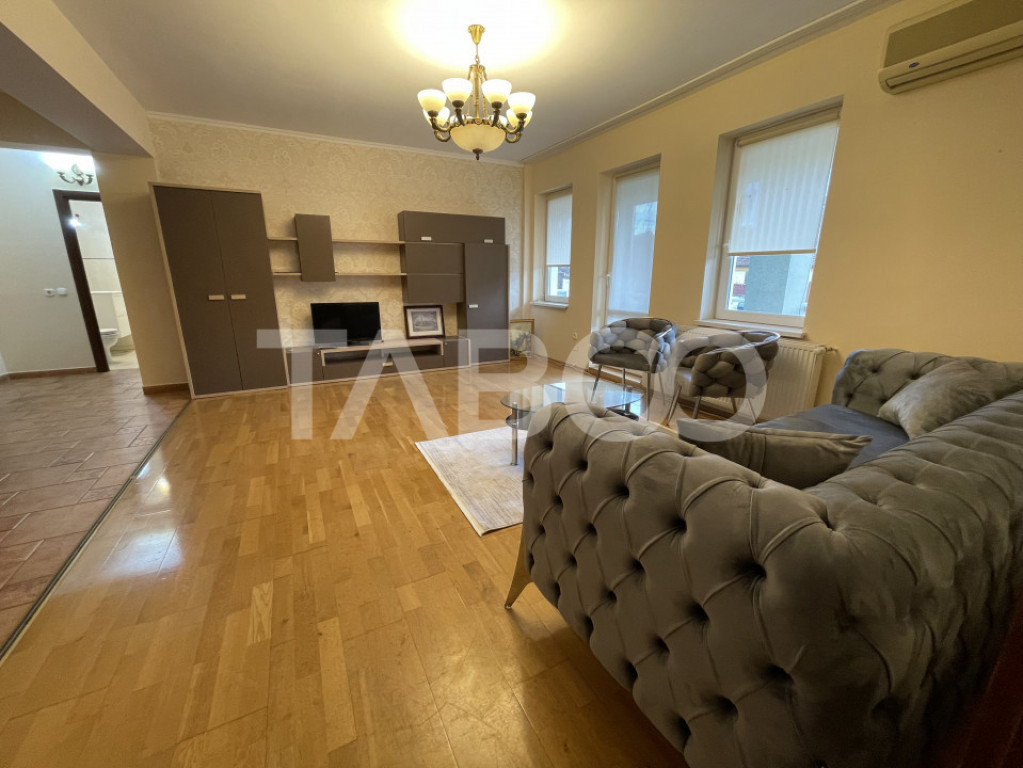 Apartament de inchiriat cu 4 camere decomandate si parcare S