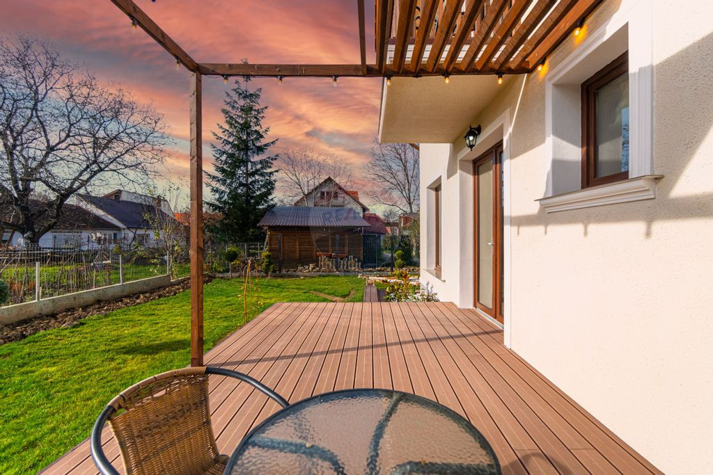 CASE NOI ÎN ARHITECTURĂ ALPINO-MODERNĂ CU ALEE PRIVATA...