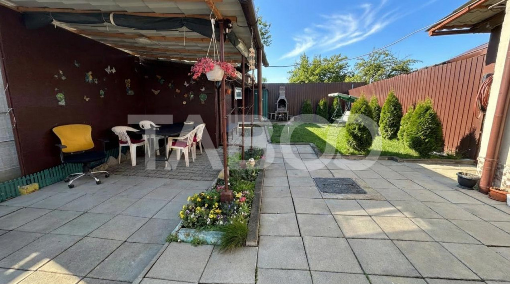 Apartament 4 camere cu curte si pivnita la casa zona Lazaret