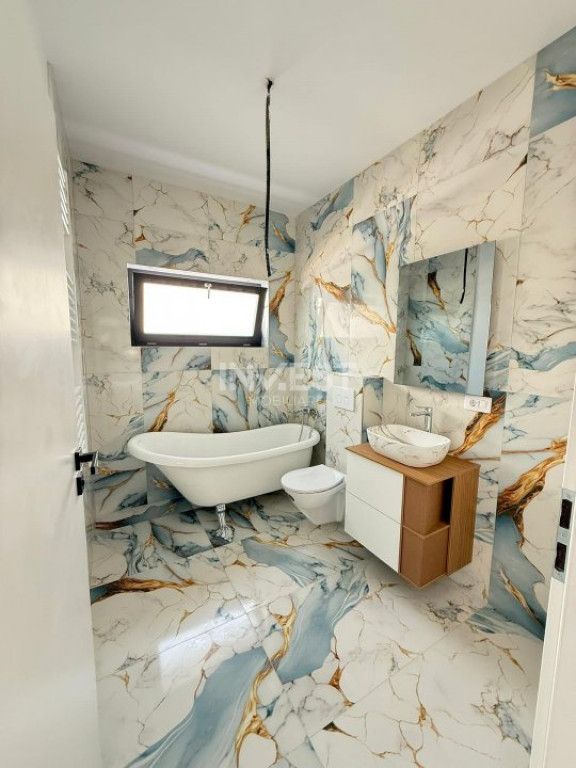 Casa individuala, 4 camere si 2 bai, 500 m teren , Miroslav