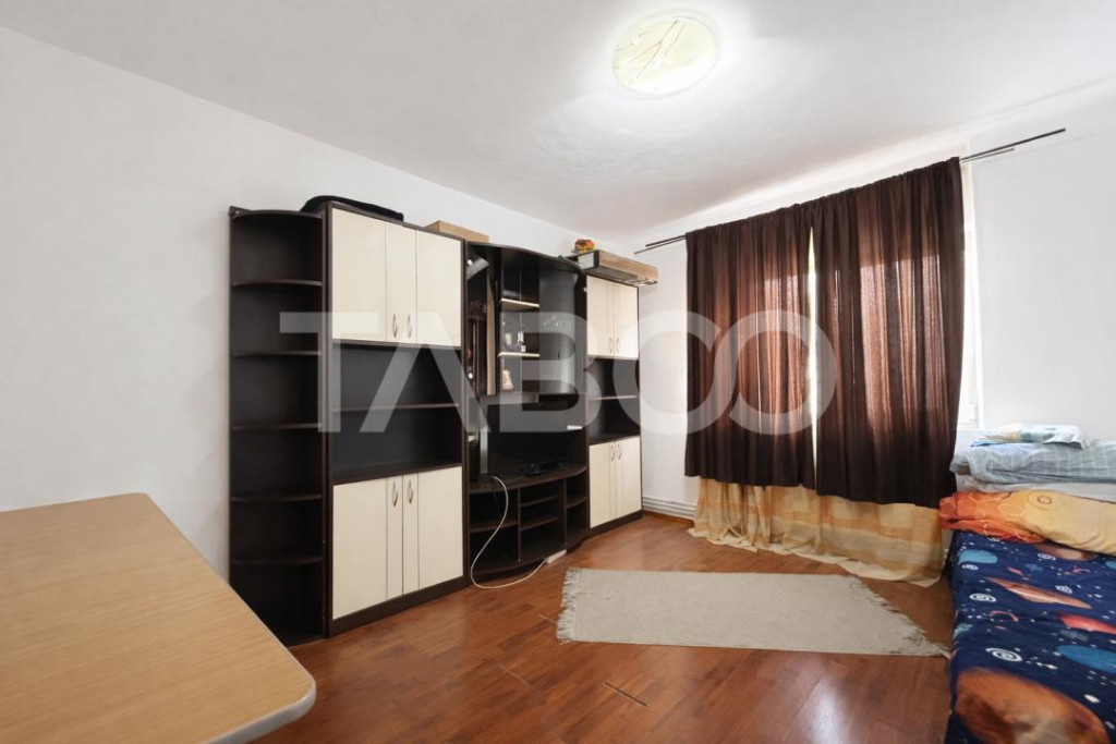 Garsoniera cu balcon si pivnita de 12 mp etaj 1 Zona Strand