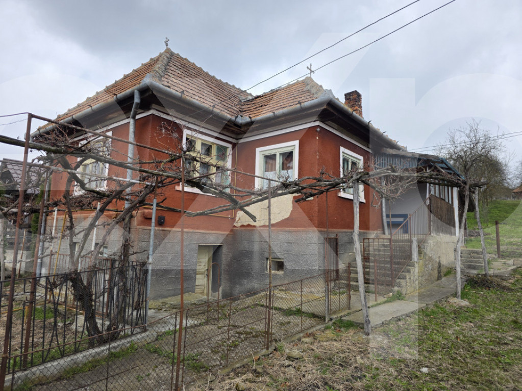 Casă + anexe gospodărești pe teren generos în Rediu, com