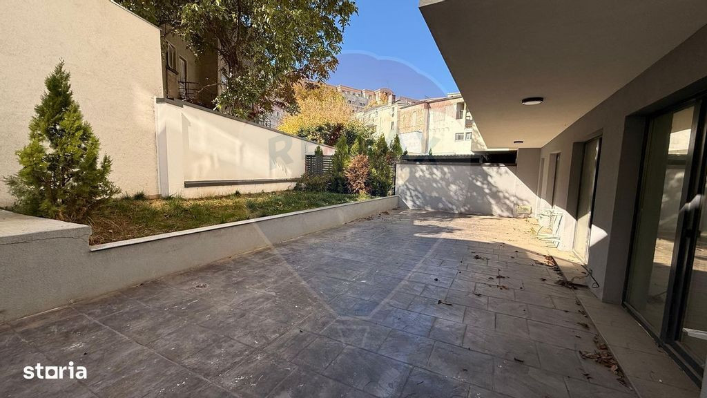 Vanzare Apartament 4 cu camere cu curte / loc parcare/ ul...