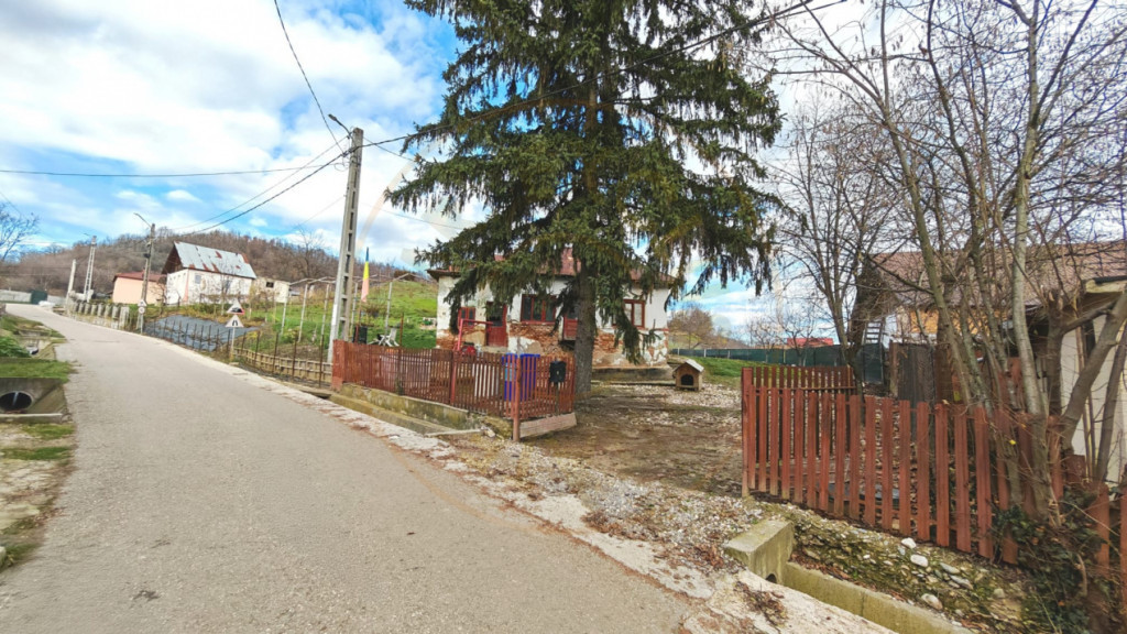 Teren intravilan cu casa veche – Mioveni, zona Faget