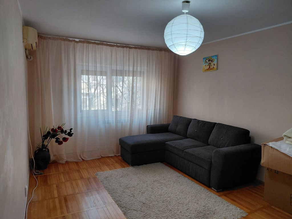 Apartament 4 camere de închiriat – Micro 20,et 1,mobil...
