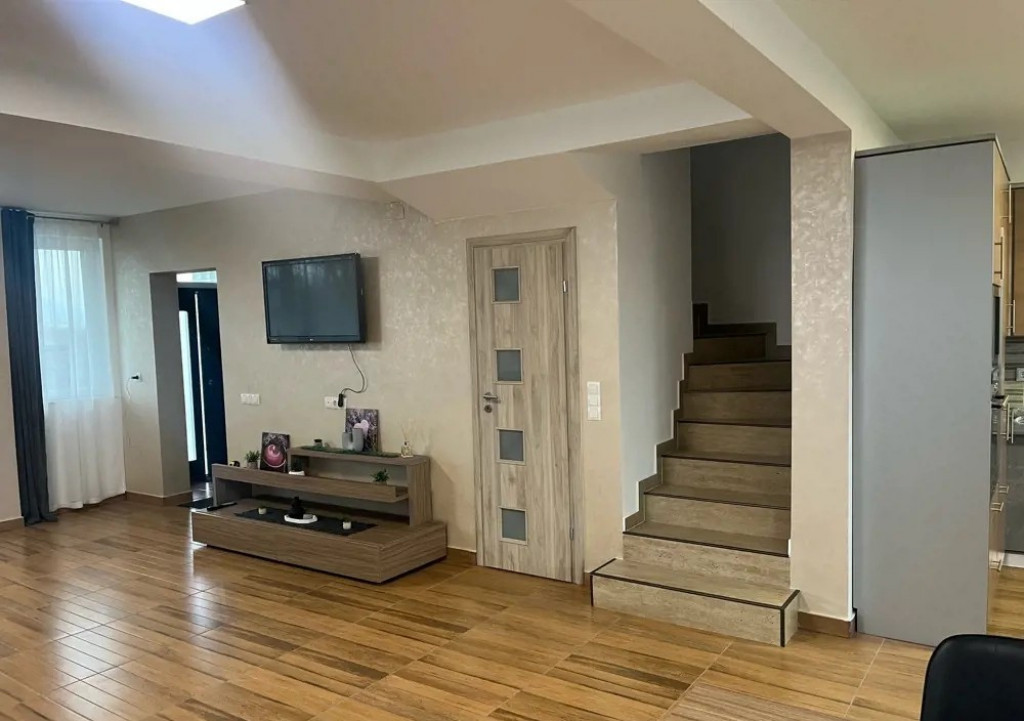 Casa tip duplex cu 3 camere, P+1, 150 mp, zona linistita,