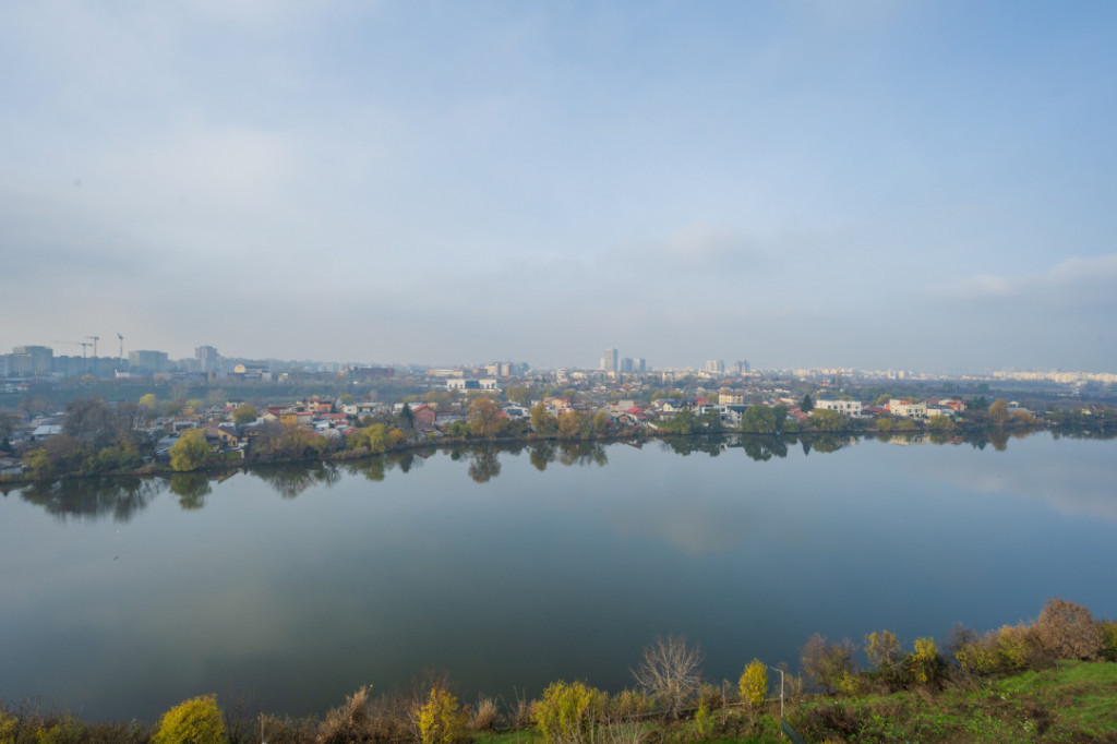 Vedere Unica Catre Lac - Prima Inchiriere