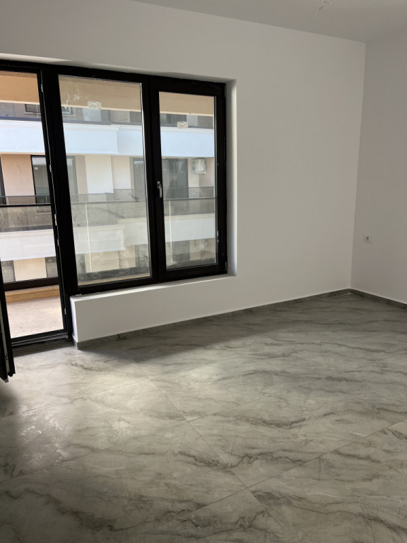 Apartament 3 camere terasă și loc de parcare