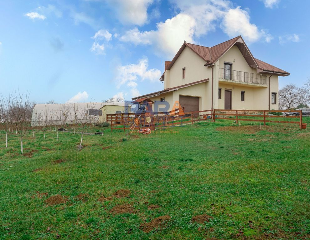 Casă cu 3 dormitoare și 2600 mp teren