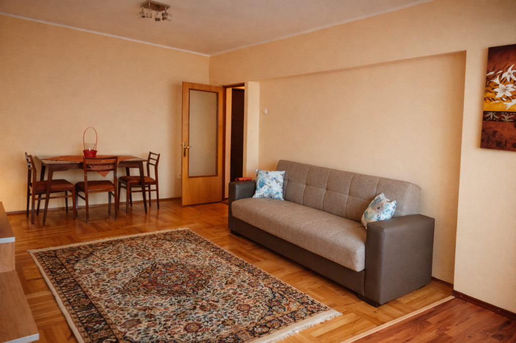Închiriez apartament ultracentral, 3 camere, renovat / 84 mp
