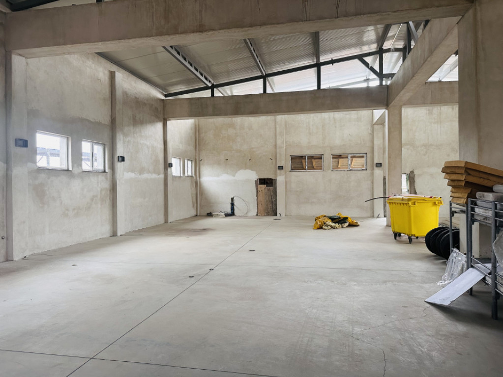 Hala industriala 600 mp, teren parcare 400 mp, de inchiriat,