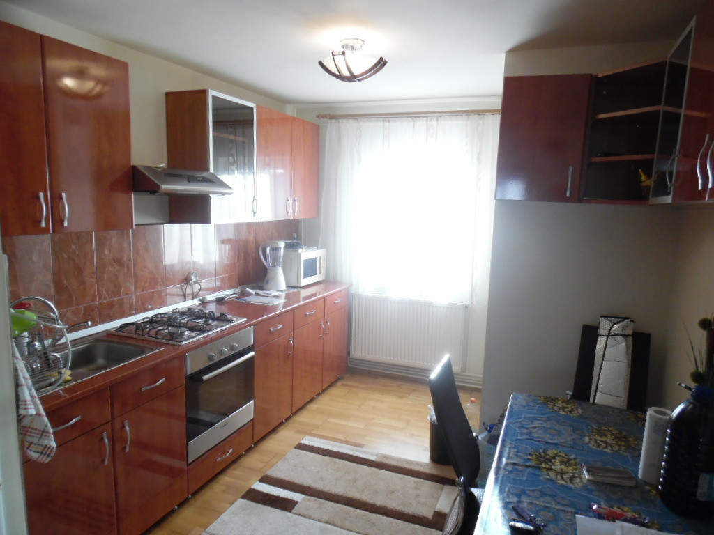 Inchirieez apartament 3 camere decomandat Deva, Liliacului, PARCARE