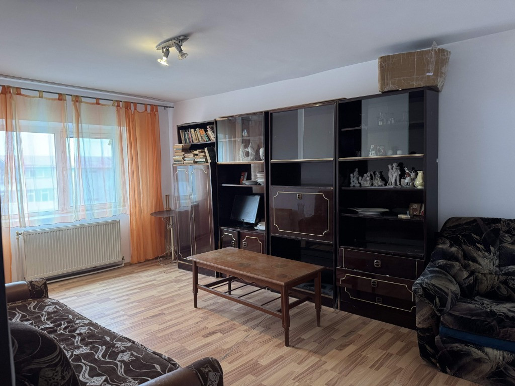 3 cam, 74 mp. decomandat, fara imbunatatiri, et.4, acoperis, Cuza Voda