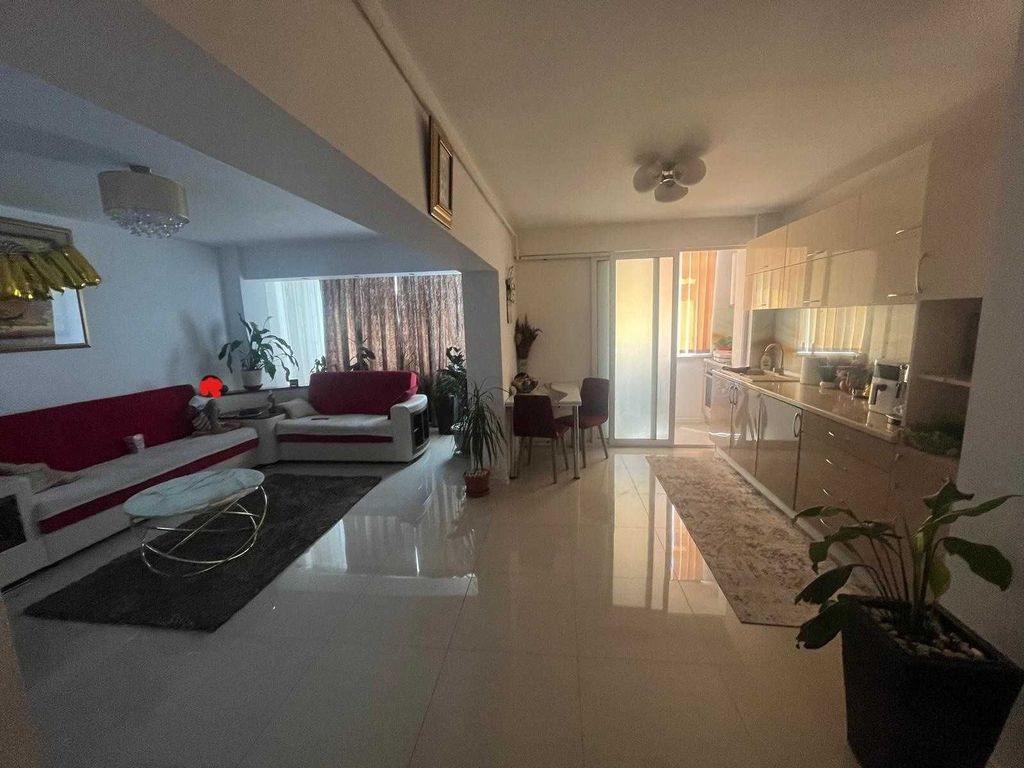 Apartament 4 camere,Micro 18, etaj 3