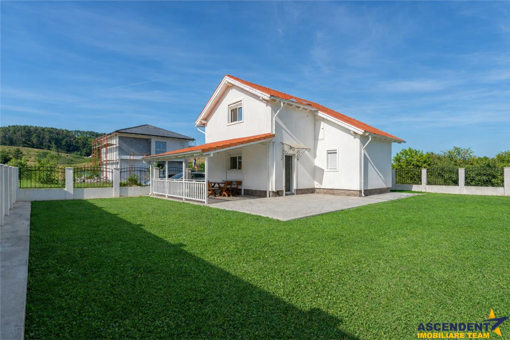 Vila noua, terasa, curte, garaj, cadru armonios, Sanpetru, B