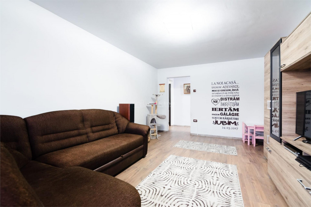 Apartament spatios cu 4 camere si 2 bai - in zona linistita