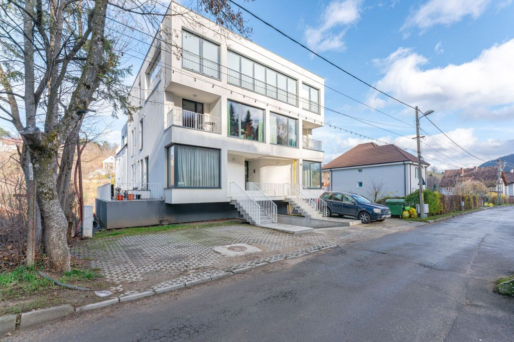 Apartament 2 Camere de Închiriat – Zona Șchei, Parcar...