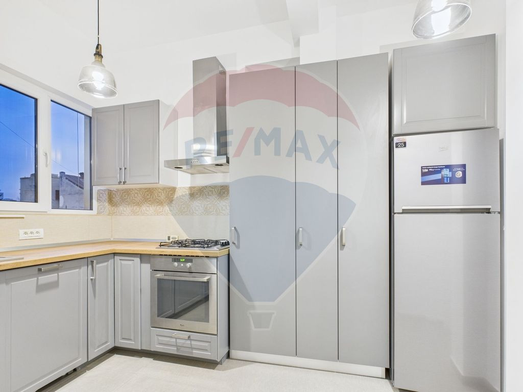 Apartament cu 3 camere de închiriat în zona Universitate