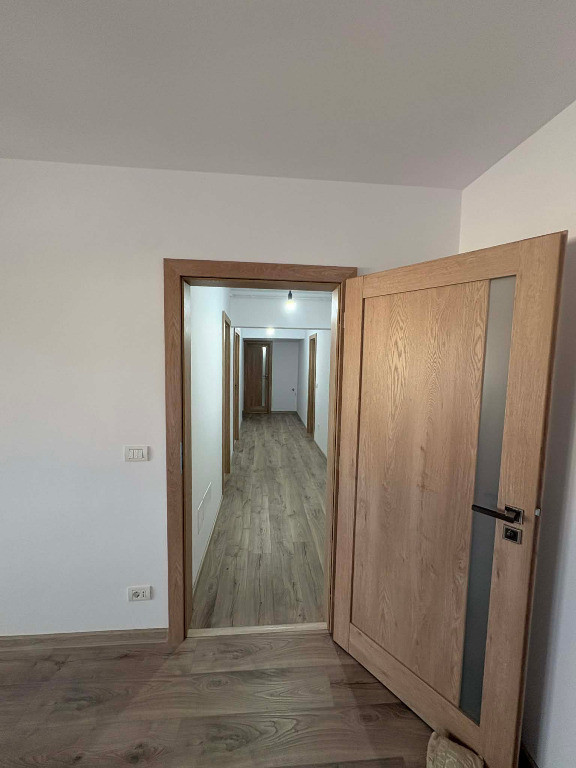 Apartament de 3 camere zona Calea Bucuresti