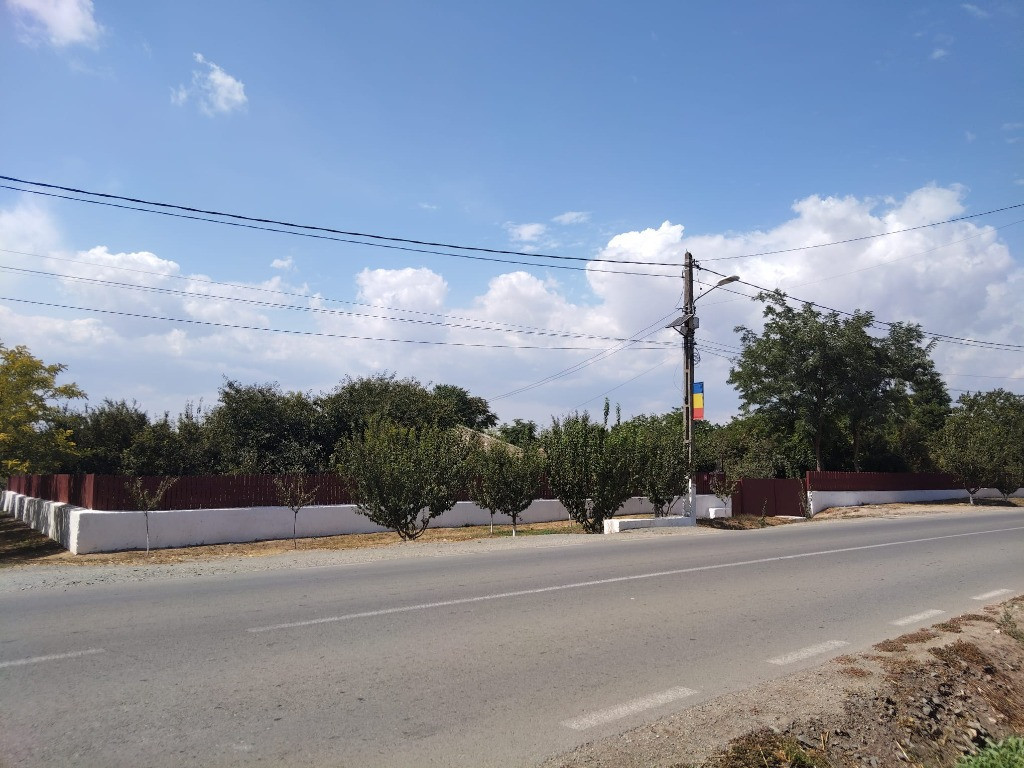 Teren si casa de vanzare ,mobilata, utilata,cu vad stradal excelent!