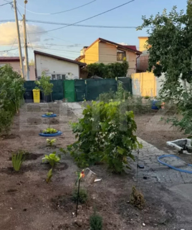 Teren 370 m² cu casă demolabilă, curent, apă, gaz, canal