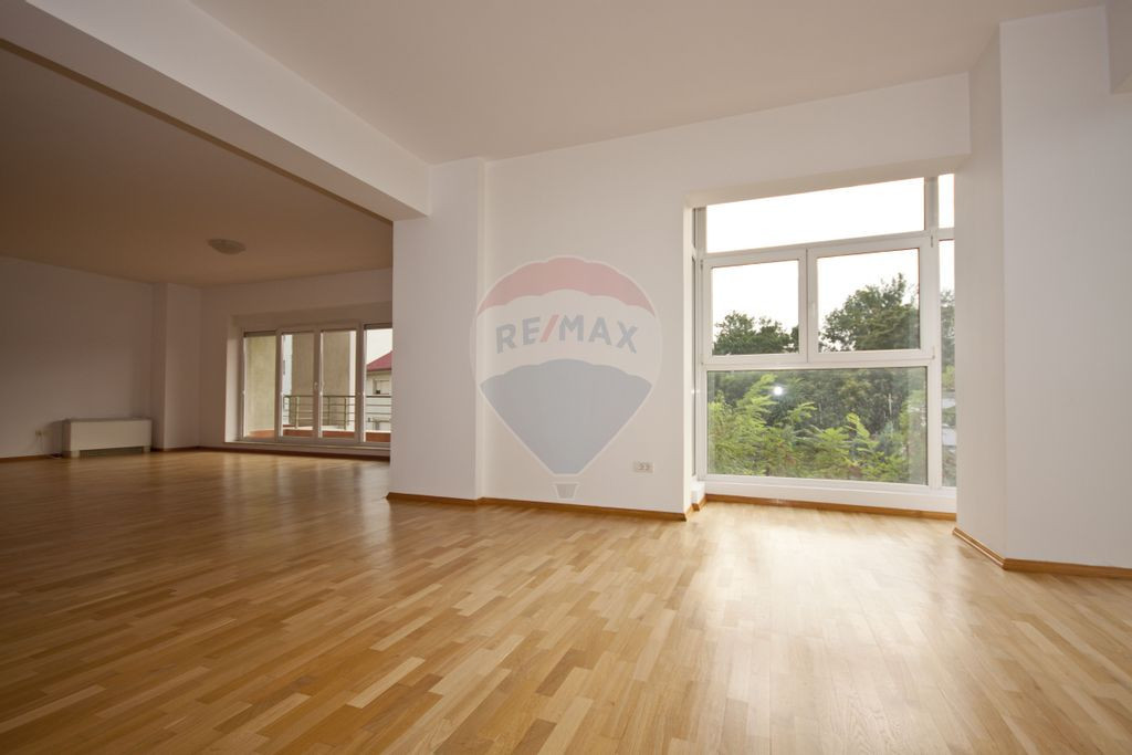 INCHIRIERE Apartament cu 3 camere in zona Aviatiei
